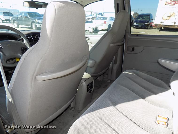 image for item DE7626 2002 Chrysler Voyager van