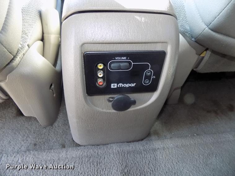 image for item DE7626 2002 Chrysler Voyager van