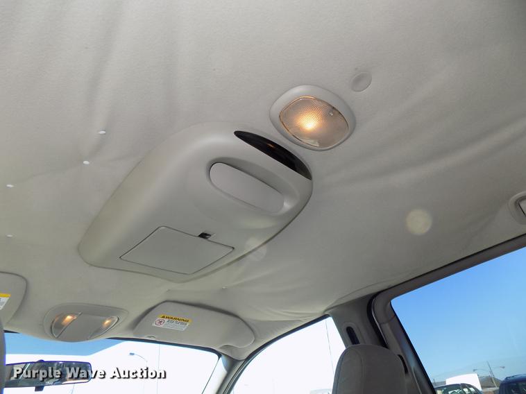 image for item DE7626 2002 Chrysler Voyager van