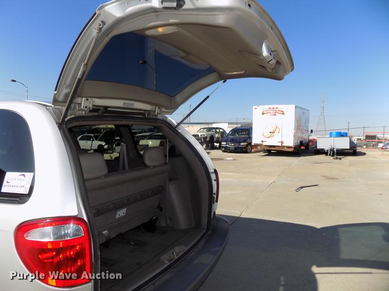image for item DE7626 2002 Chrysler Voyager van