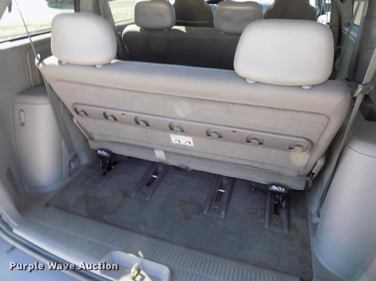 image for item DE7626 2002 Chrysler Voyager van