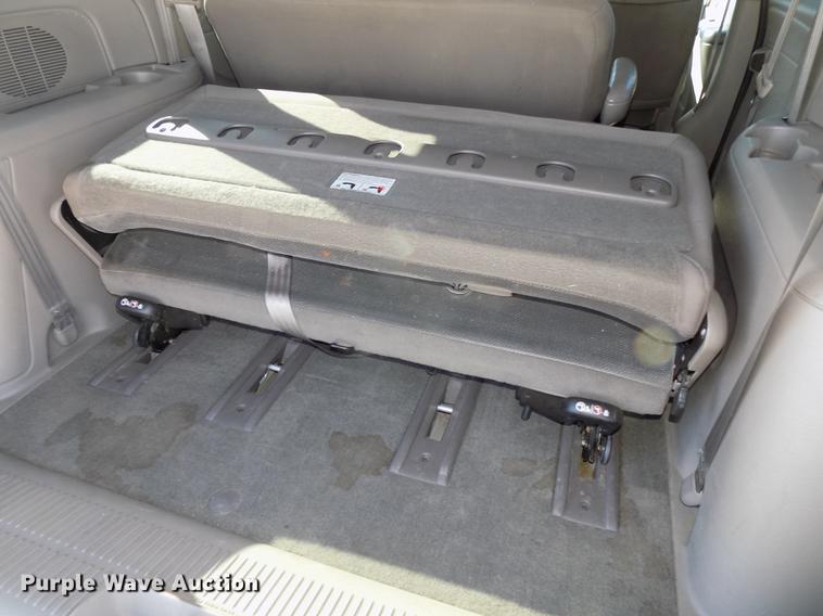 image for item DE7626 2002 Chrysler Voyager van