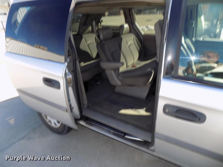 image for item DE7626 2002 Chrysler Voyager van