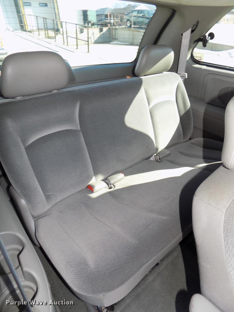 image for item DE7626 2002 Chrysler Voyager van