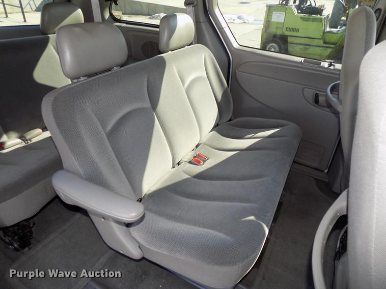 image for item DE7626 2002 Chrysler Voyager van