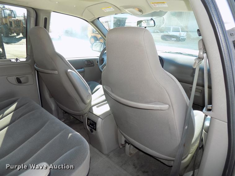 image for item DE7626 2002 Chrysler Voyager van