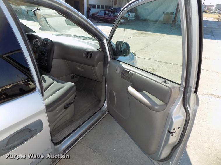 image for item DE7626 2002 Chrysler Voyager van