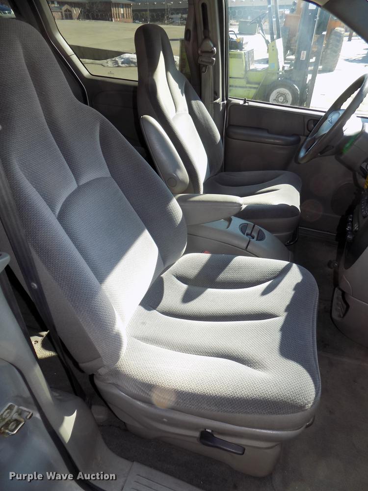image for item DE7626 2002 Chrysler Voyager van