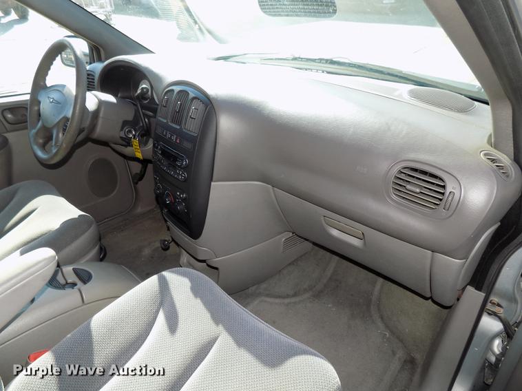 image for item DE7626 2002 Chrysler Voyager van