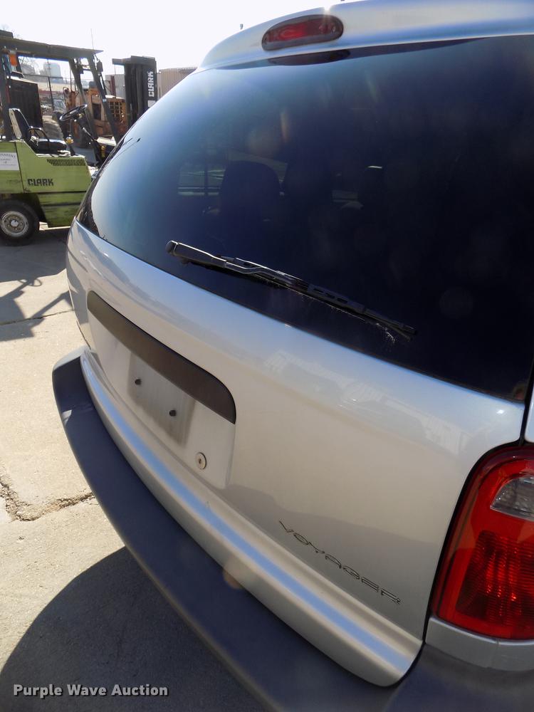 image for item DE7626 2002 Chrysler Voyager van