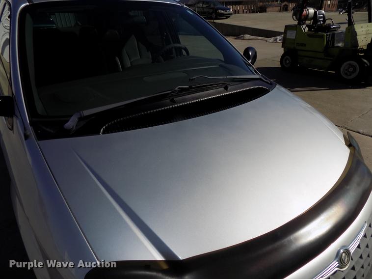 image for item DE7626 2002 Chrysler Voyager van