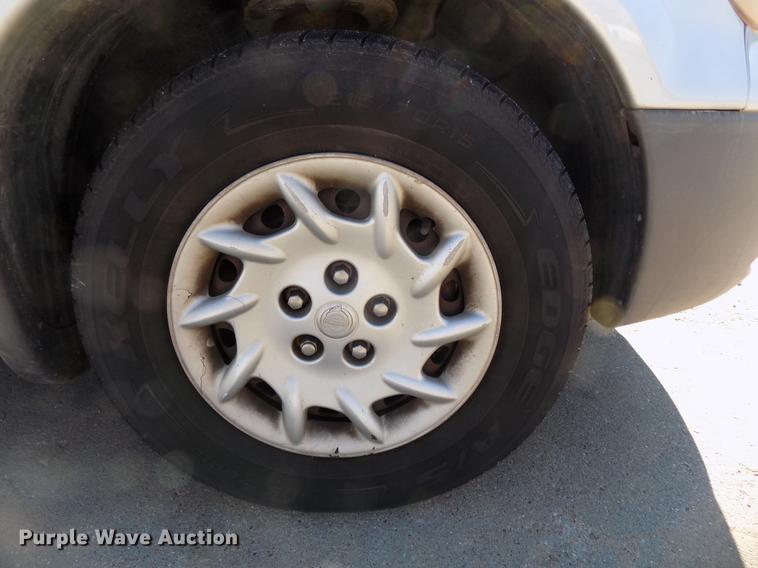 image for item DE7626 2002 Chrysler Voyager van