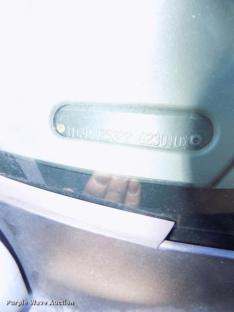 image for item DE7626 2002 Chrysler Voyager van