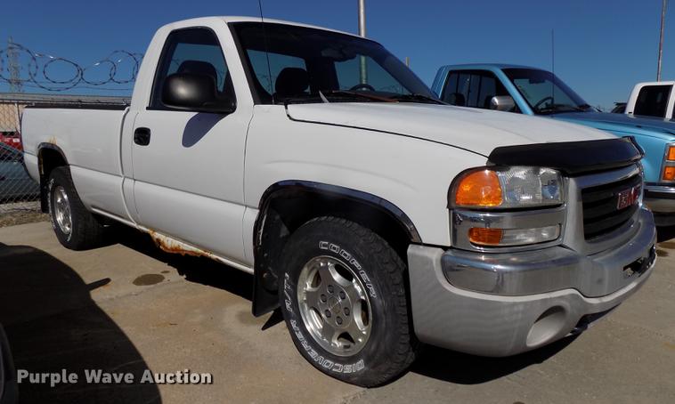 image for item DE7633 2004 GMC Sierra 1500 pickup truck