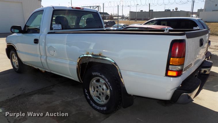 image for item DE7633 2004 GMC Sierra 1500 pickup truck