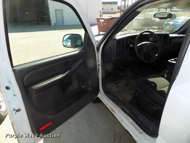 image for item DE7633 2004 GMC Sierra 1500 pickup truck