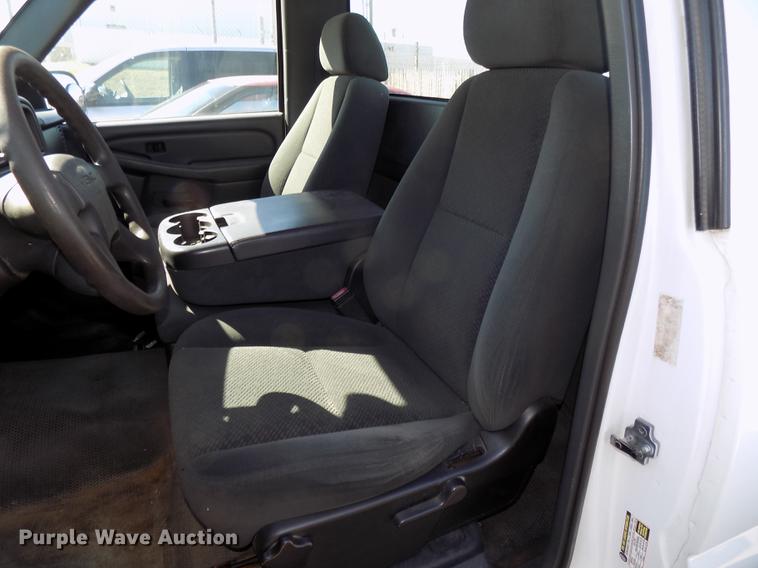 image for item DE7633 2004 GMC Sierra 1500 pickup truck