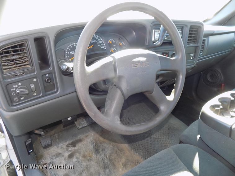 image for item DE7633 2004 GMC Sierra 1500 pickup truck