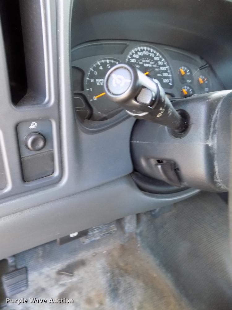 image for item DE7633 2004 GMC Sierra 1500 pickup truck