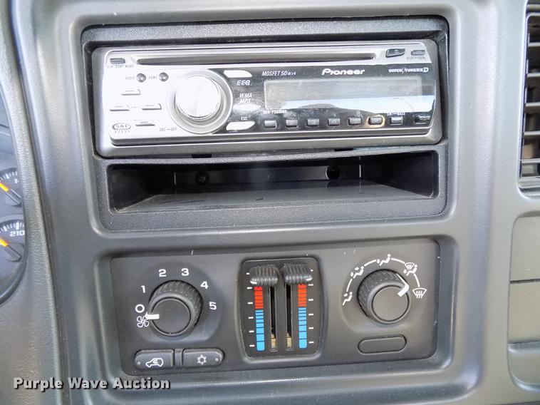 image for item DE7633 2004 GMC Sierra 1500 pickup truck