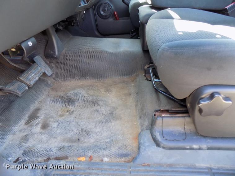 image for item DE7633 2004 GMC Sierra 1500 pickup truck