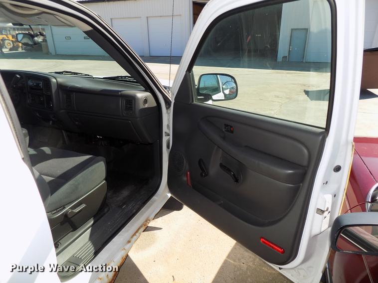 image for item DE7633 2004 GMC Sierra 1500 pickup truck