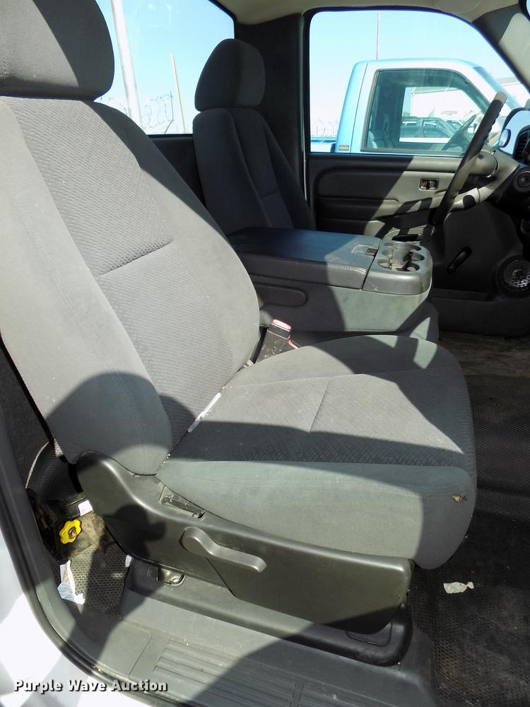 image for item DE7633 2004 GMC Sierra 1500 pickup truck