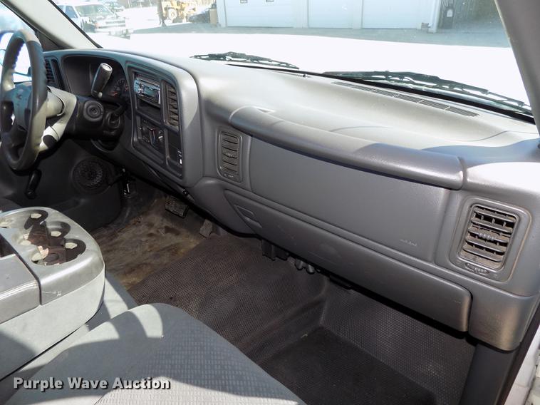 image for item DE7633 2004 GMC Sierra 1500 pickup truck