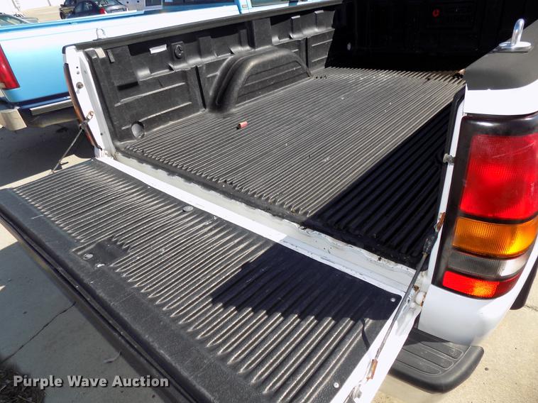 image for item DE7633 2004 GMC Sierra 1500 pickup truck