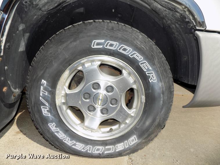 image for item DE7633 2004 GMC Sierra 1500 pickup truck