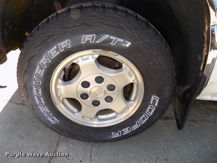 image for item DE7633 2004 GMC Sierra 1500 pickup truck