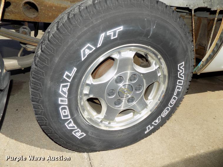 image for item DE7633 2004 GMC Sierra 1500 pickup truck