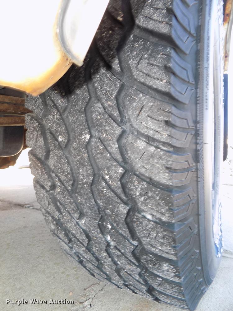 image for item DE7633 2004 GMC Sierra 1500 pickup truck