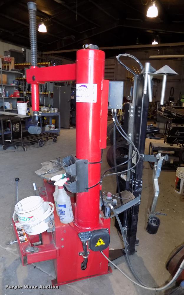 image for item DE7638 2011 Hunter TCX535E tire machine