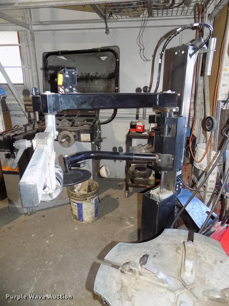 image for item DE7638 2011 Hunter TCX535E tire machine