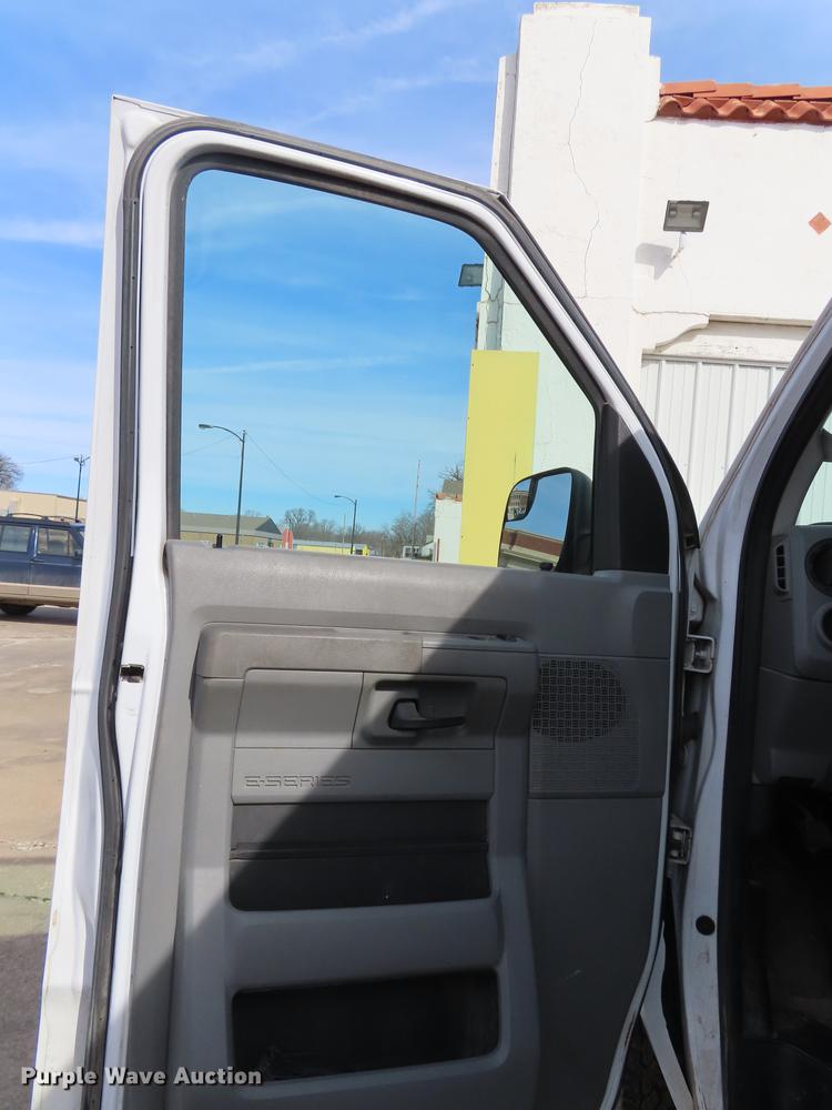 image for item DF1351 2010 Ford E150 van