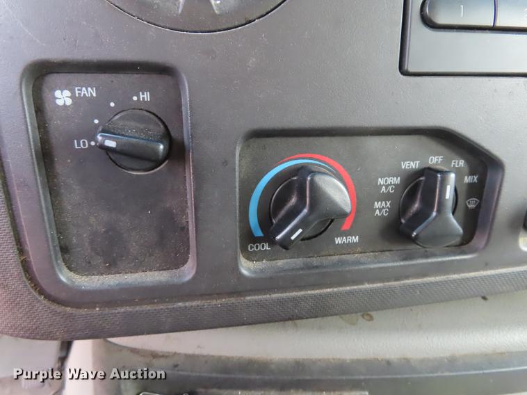 image for item DF1351 2010 Ford E150 van