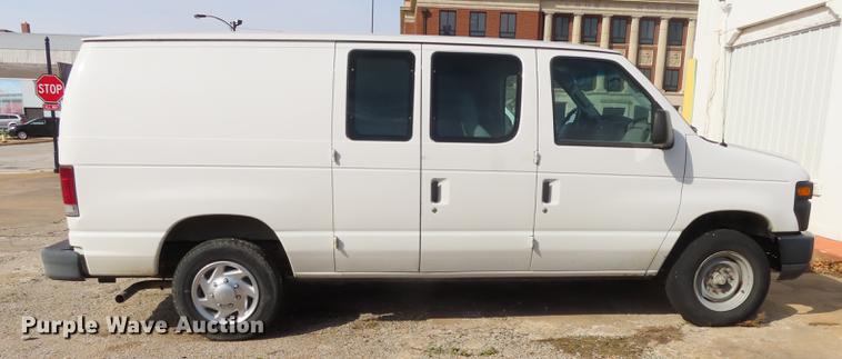 image for item DF1352 2010 Ford E150 van