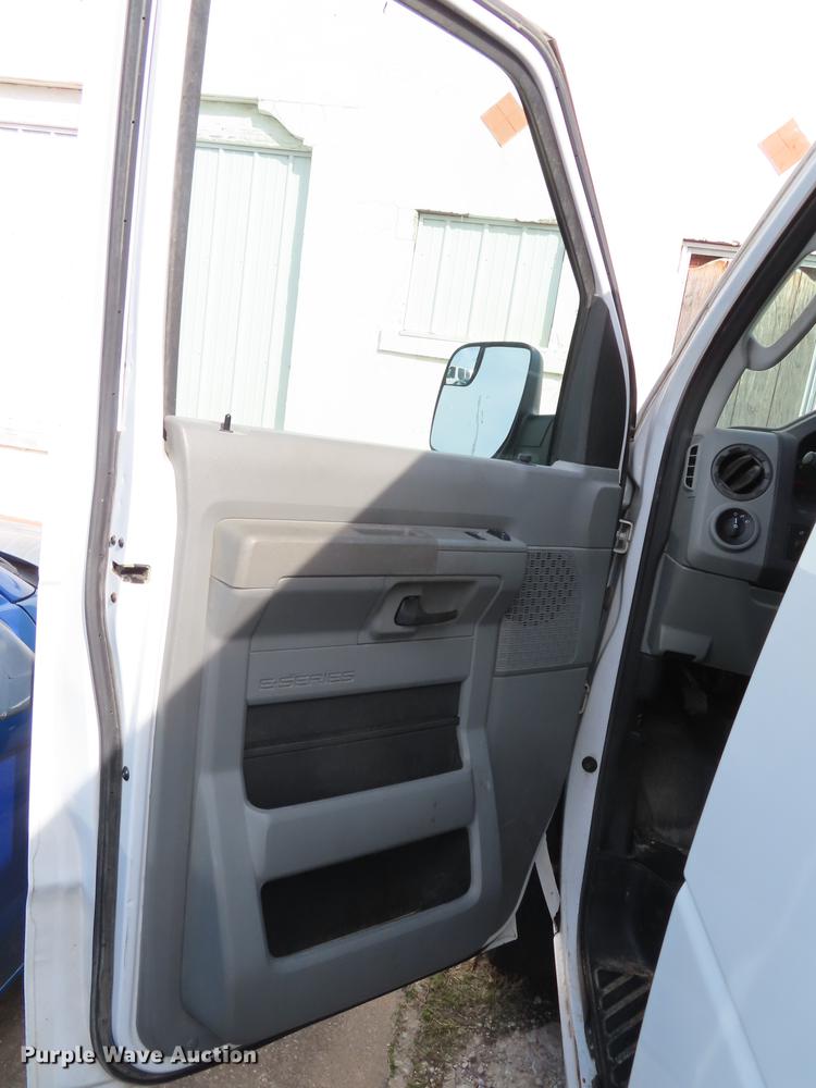 image for item DF1352 2010 Ford E150 van