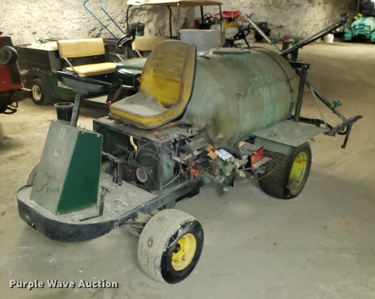 image for item DF3339 John Deere 1500 sprayer