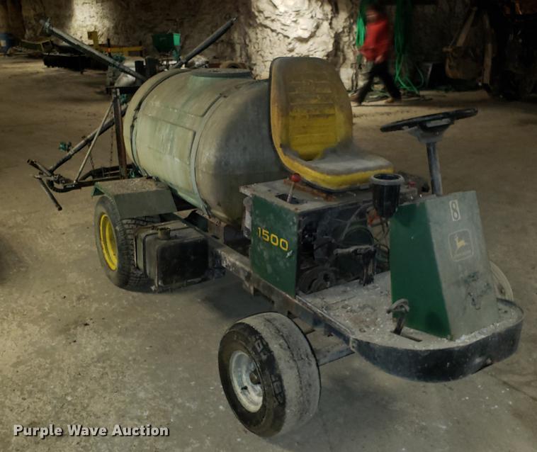 image for item DF3339 John Deere 1500 sprayer
