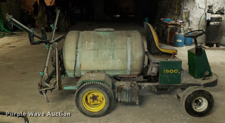 image for item DF3339 John Deere 1500 sprayer