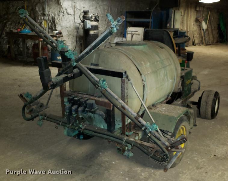 image for item DF3339 John Deere 1500 sprayer