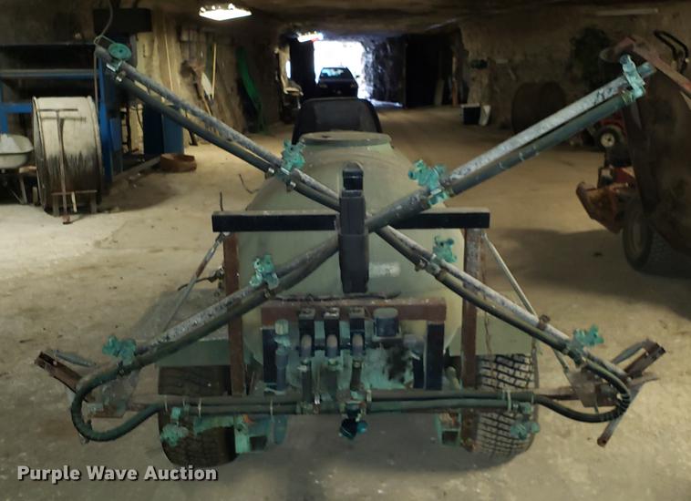 image for item DF3339 John Deere 1500 sprayer