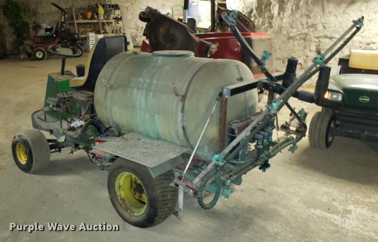 image for item DF3339 John Deere 1500 sprayer