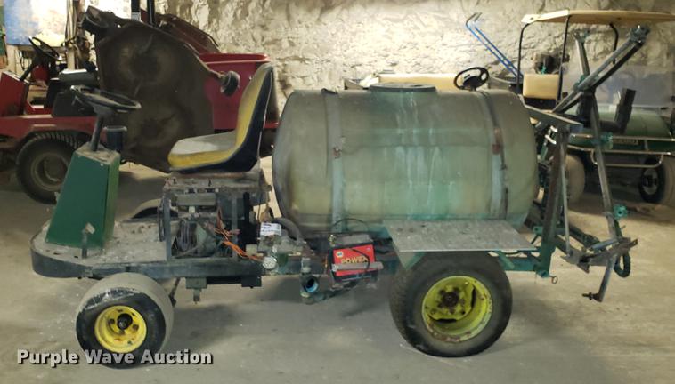 image for item DF3339 John Deere 1500 sprayer