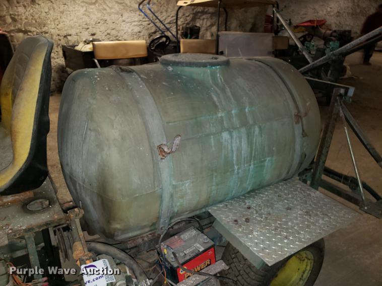 image for item DF3339 John Deere 1500 sprayer