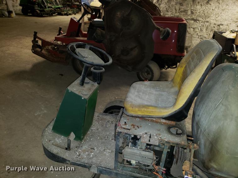 image for item DF3339 John Deere 1500 sprayer