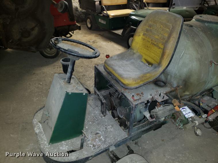 image for item DF3339 John Deere 1500 sprayer