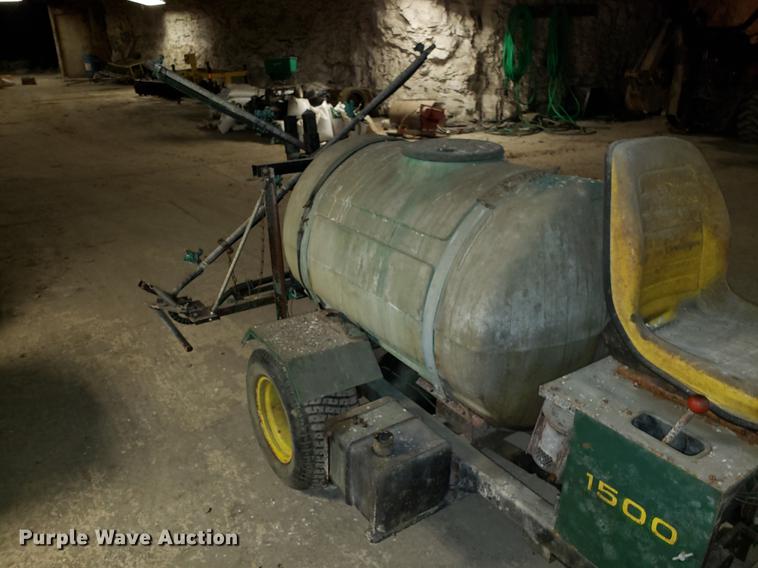 image for item DF3339 John Deere 1500 sprayer